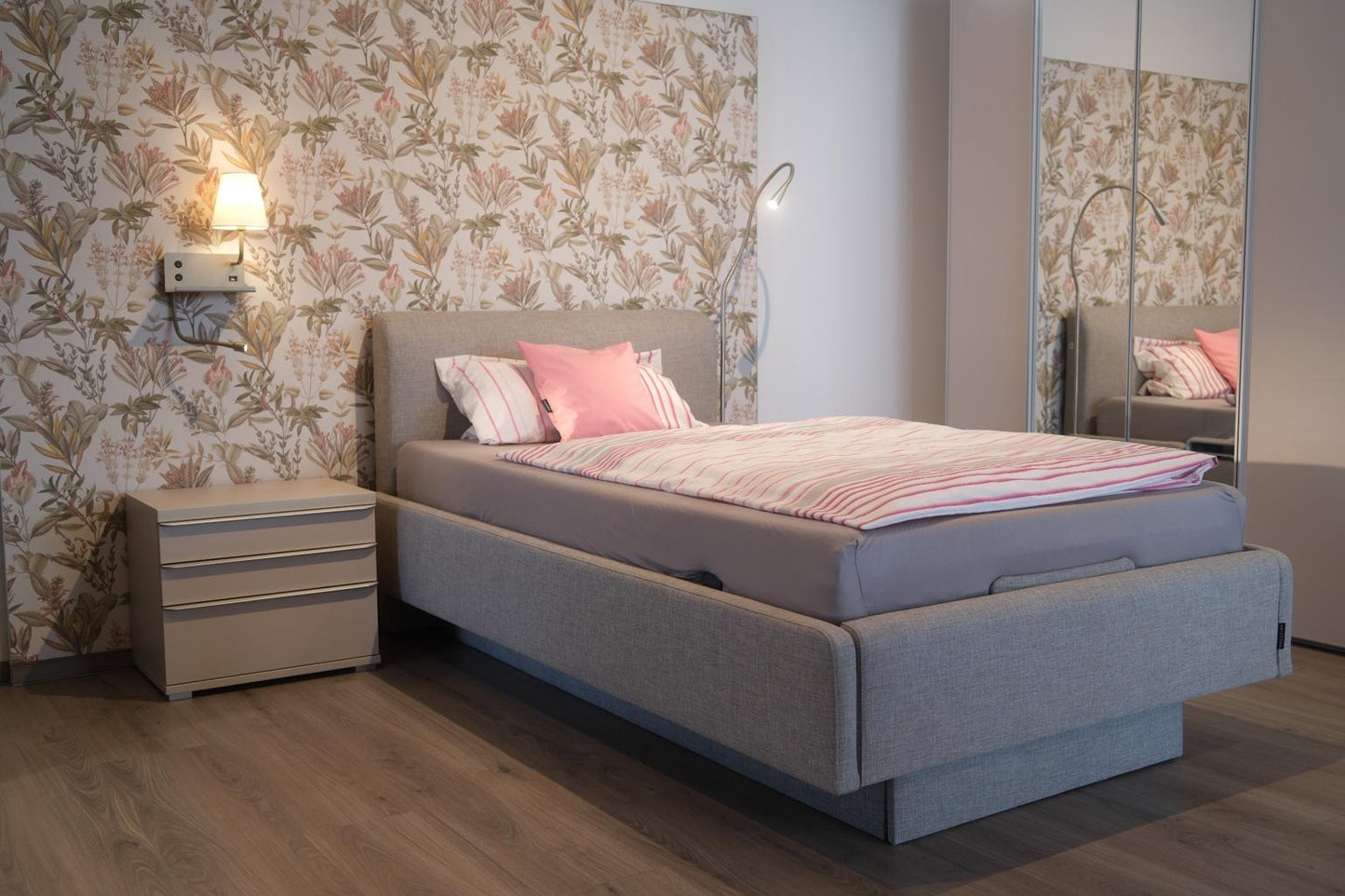 Pflegebett Suite eMotion, Modell Avantgarde, Liegefläche 120 x 200 cm, elektrisch verstellbar, Ausstellungsstück